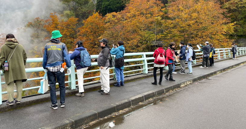 ツアー客を案内する認定ジオガイド