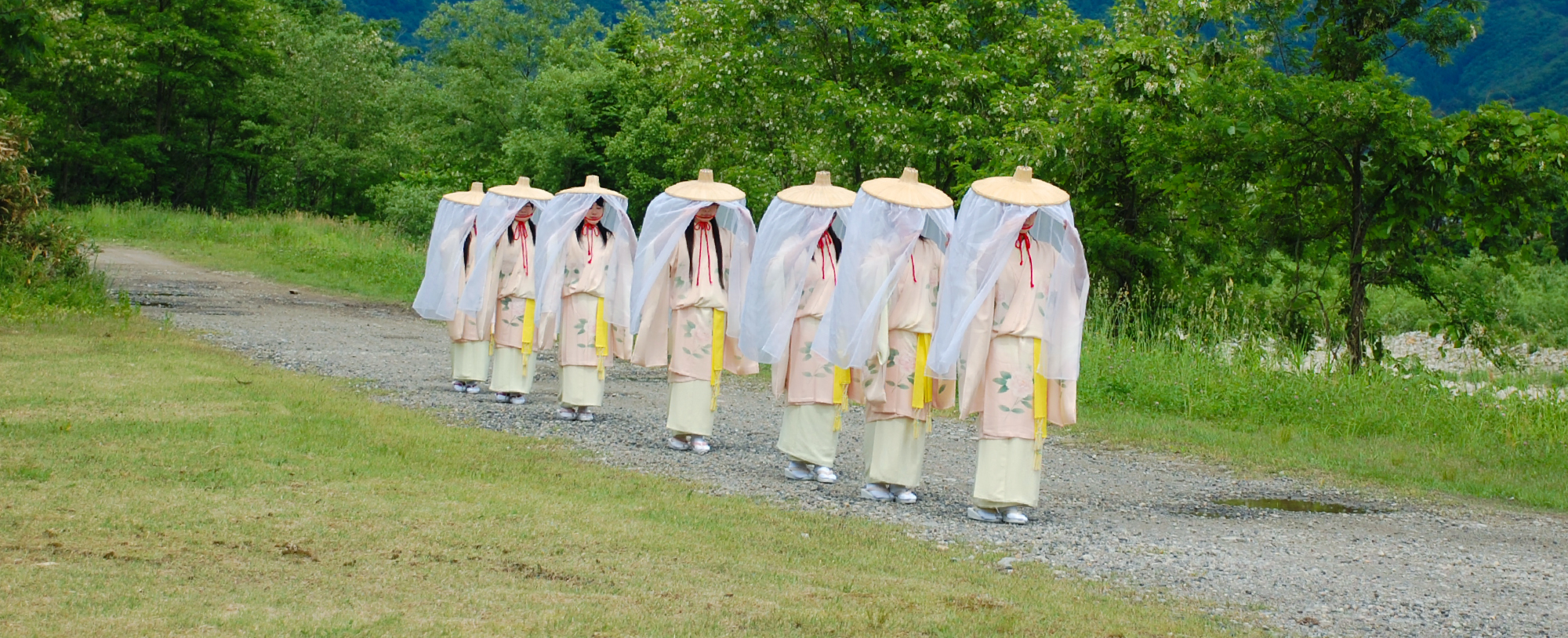 道を行く子町娘たち
