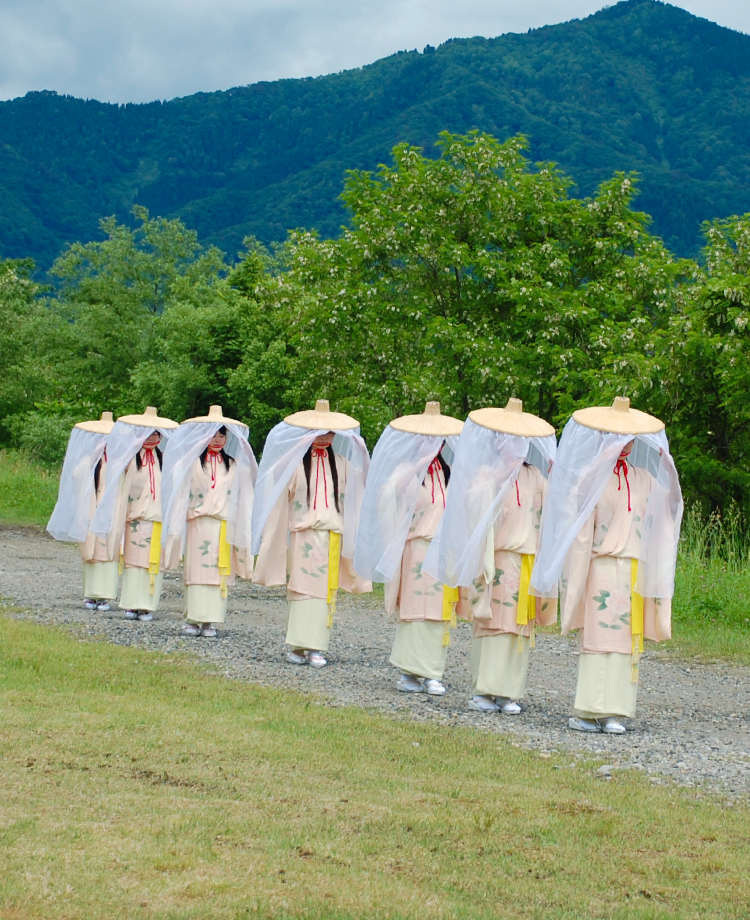 道を行く子町娘たち